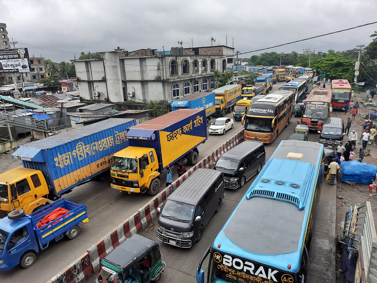 যানজটে স্থবির ঢাকা-চট্টগ্রাম মহাসড়ক। আজ সকাল আটটায় কুমিল্লার দাউদকান্দি উপজেলার গৌরীপুর বাসস্ট্যান্ডে